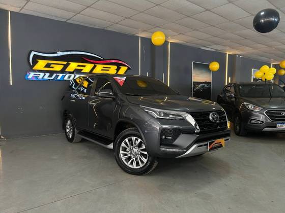 TOYOTA HILUX SW4 2.8 D-4D TURBO DIESEL SRX 7L 4X4 AUTOMÁTICO